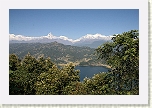 Pokhara - Vista del lago Phewa Tal y los Annapurnas desde el monte de la Pagoda de la Paz Mundial