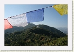 Pokhara - Banderas de oración y la Pagoda de la Paz Mundial