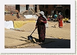 Bhaktapur - Secando el arroz en Bolachha Tole