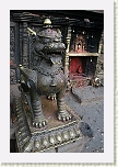 Bhaktapur - León guardían frente al Templo de Bhairabnath en Taumdi Tole