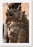 Bhaktapur - León de piedra frente al Palacio Real