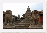 Bhaktapur - Leones de Piedra con el Templo de Siddhi Lakshmi y Vatsala Durga