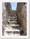 Xochicalco - Unas estrechas y empinadas escaleras suben al nivel superior.