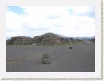 Teotihuacan - La plaza de la Luna y la calzada de los muertos